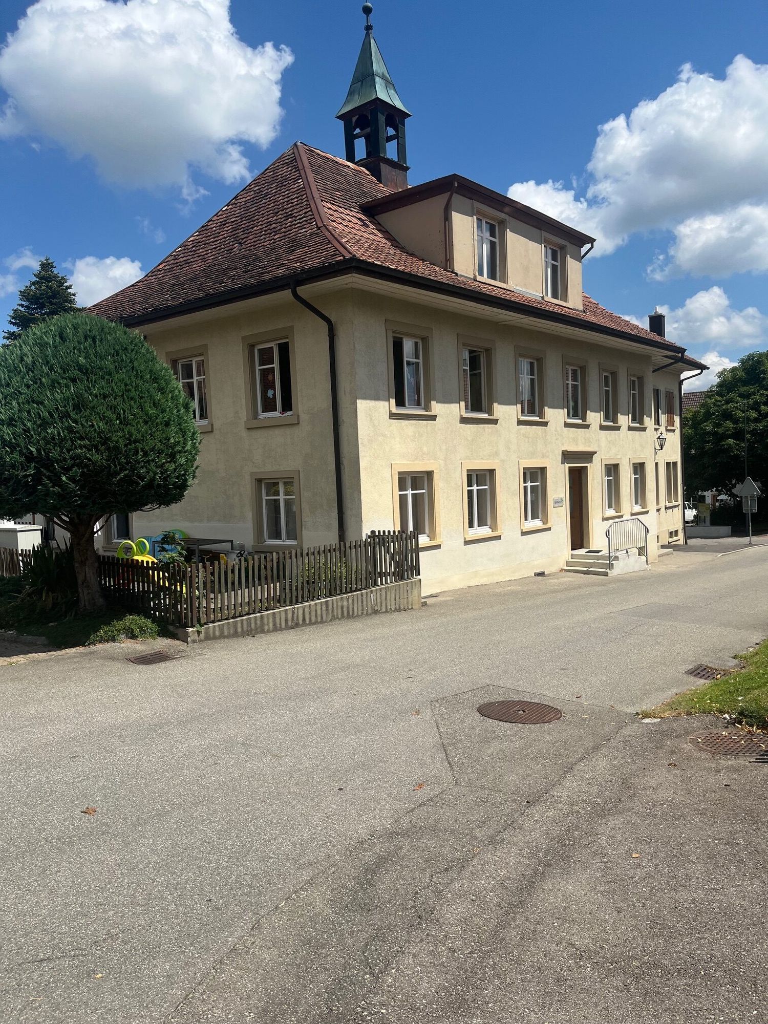Das ehemalige Schulhaus in Rünenberg, in dem die Kita Wisebärg untergebracht ist