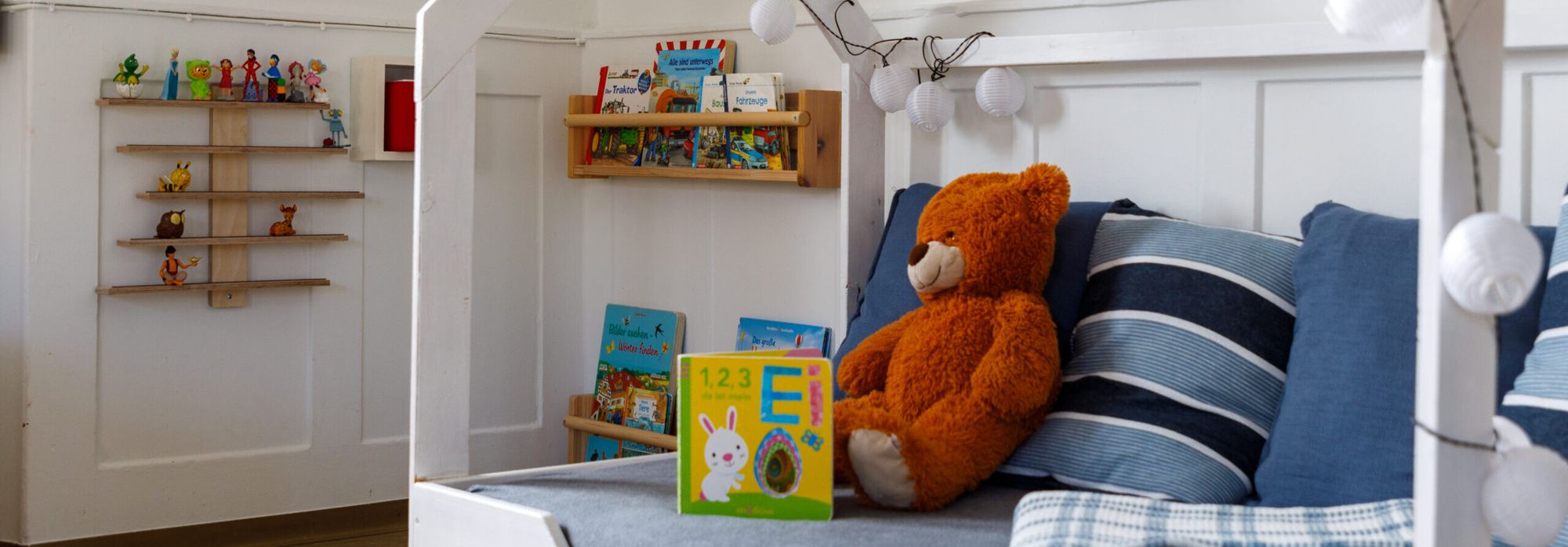 Kuscheltier und Bilderbücher im Ruhebereich der Kita Wisebärg in Rünenberg