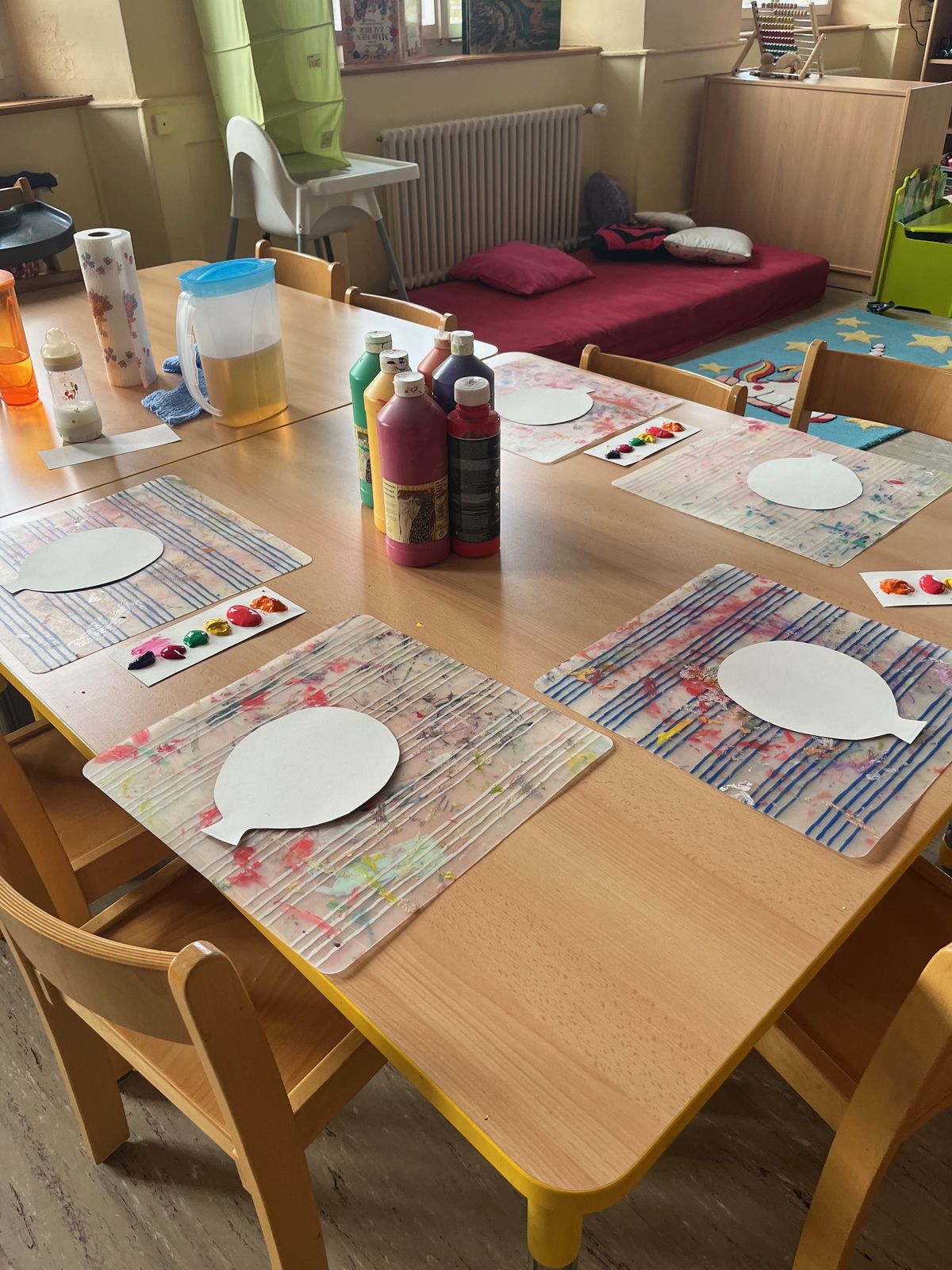 Gedeckter Maltisch mit Wasserfarben