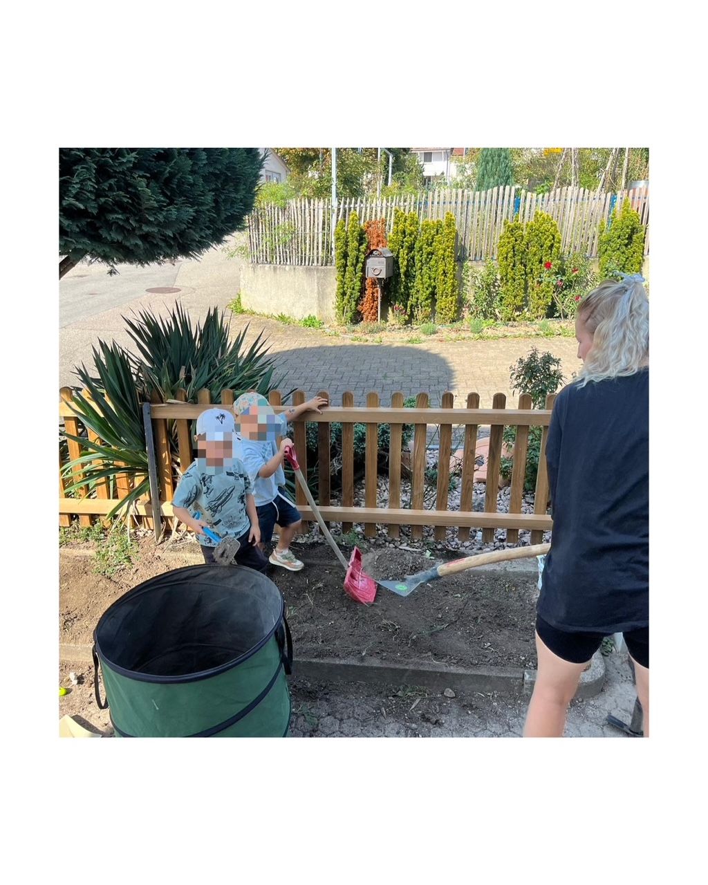 Kinder spielen im Garten der Kita in Rünenberg