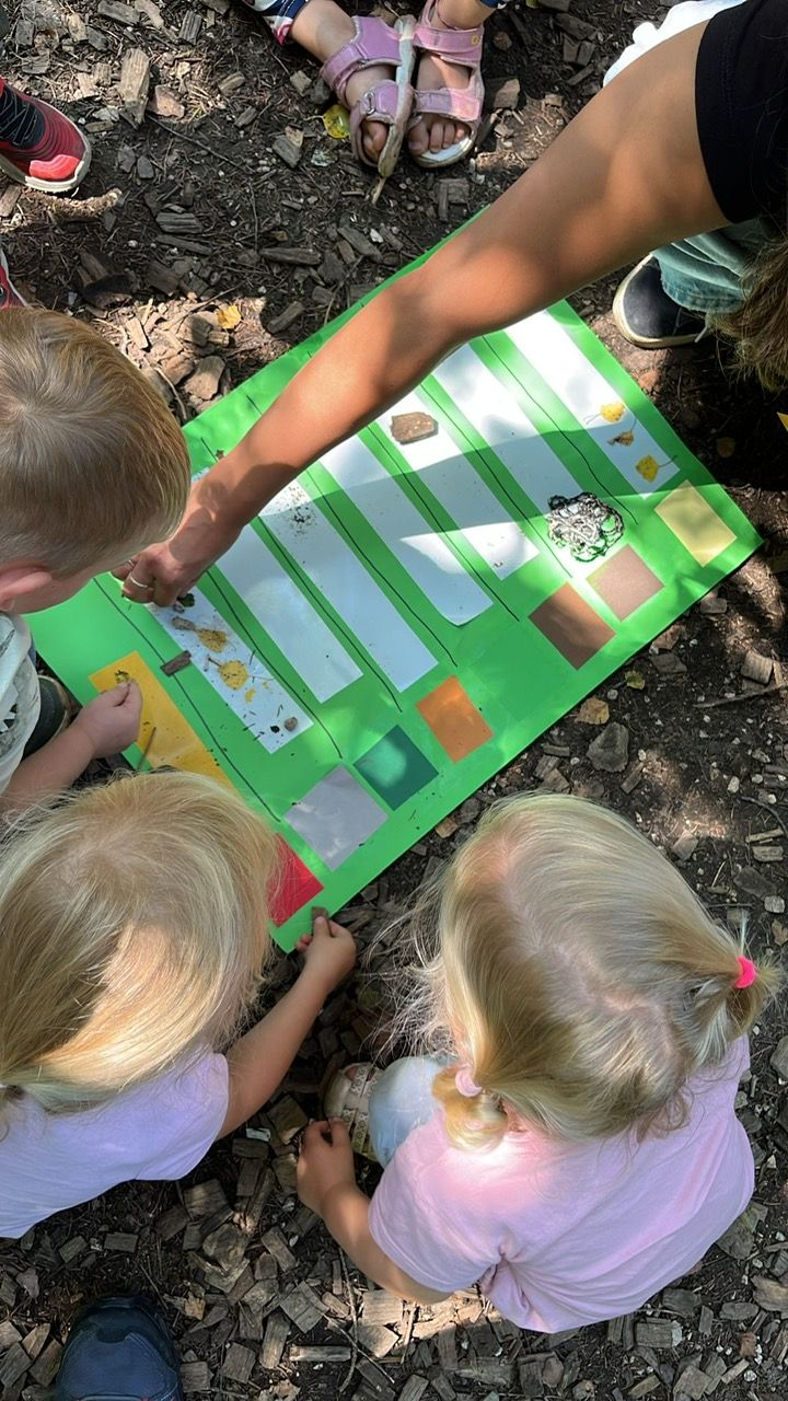 Kinder spielen im Freien auf dem Boden