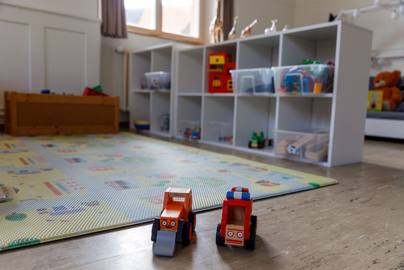 Konstruktionsecke mit Spielteppich und Spielzeugtraktoren