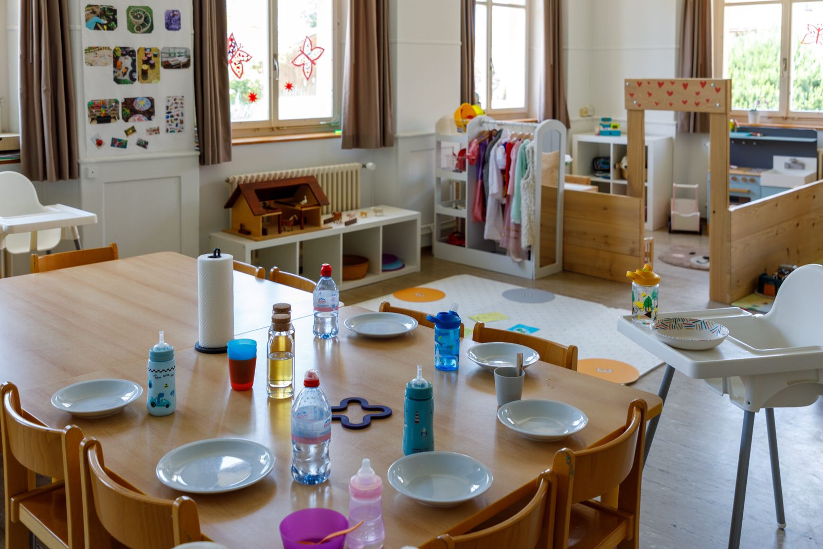 Gedeckter Esstisch im Gruppenraum der Kita Wisebärg