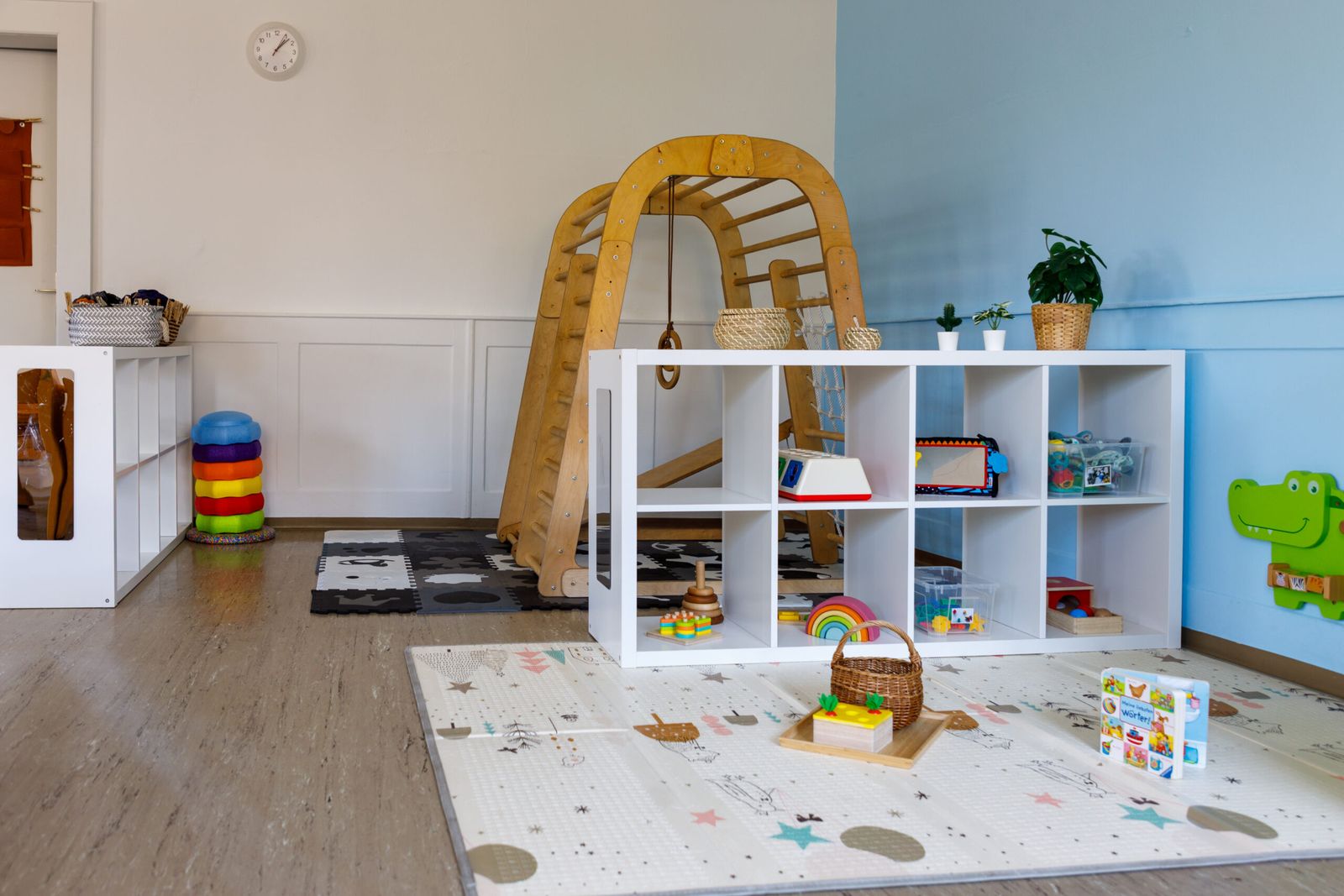 Klettergerät und Regal auf dem Spielteppich