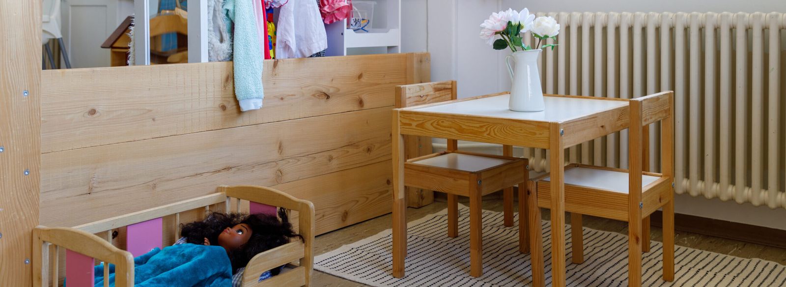 Kinderbett und kleiner Tisch in der Puppenecke