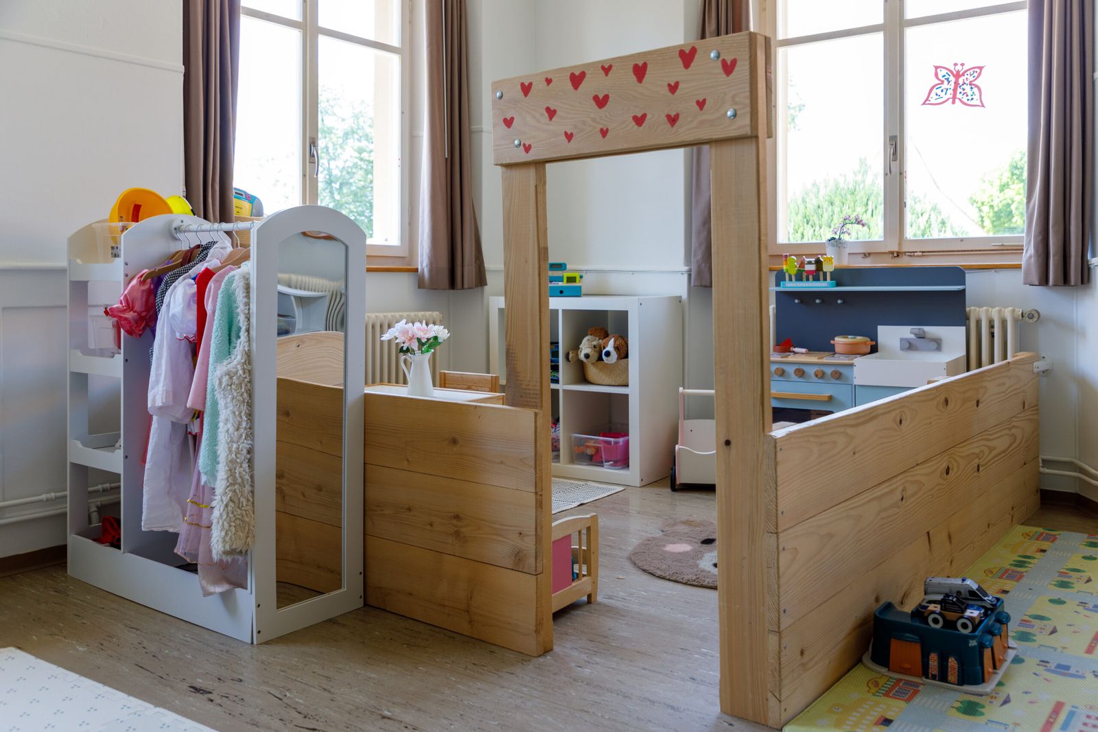 Verkleidungsecke mit Kleiderständer und Spiegel