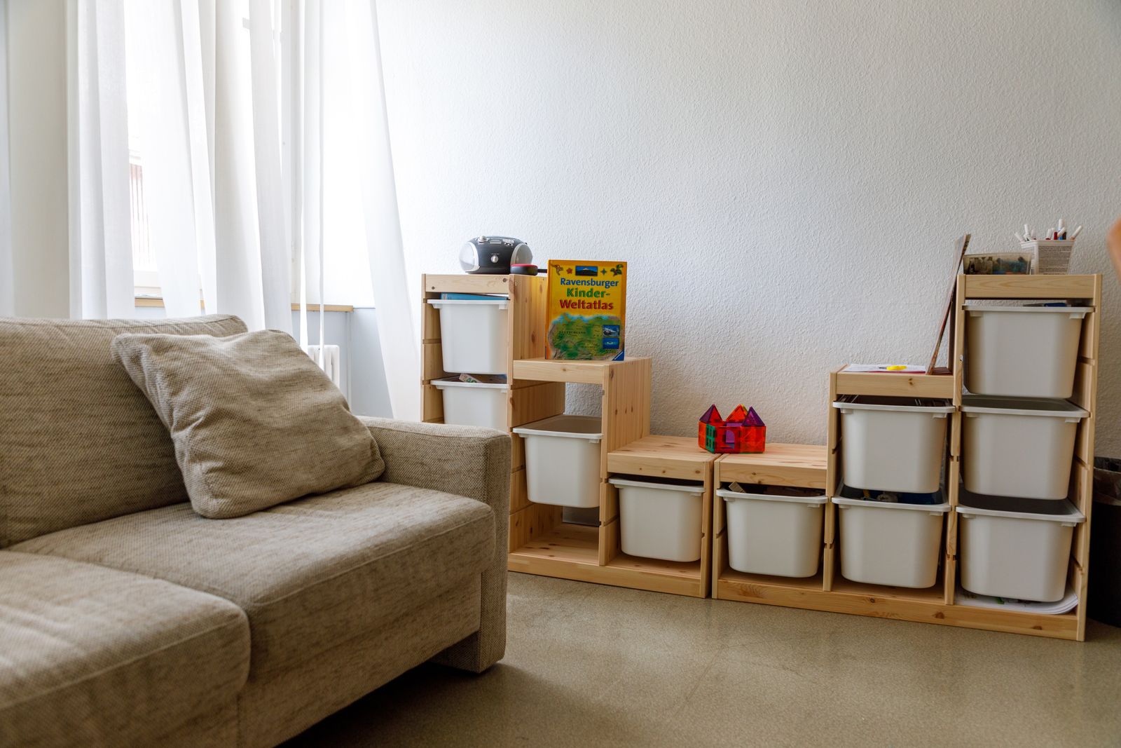 Sofa und Spielregal im Kombinationszimmer der Kita
