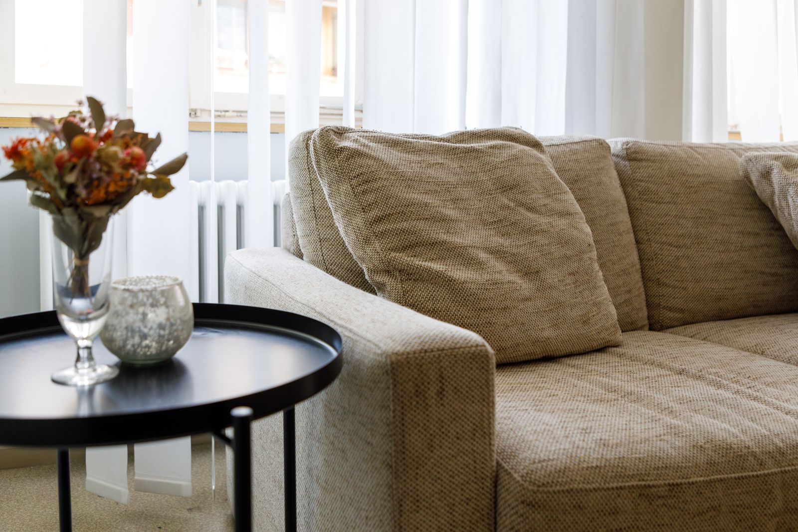 Sofa mit Blumenstrauss im Kombinationszimmer