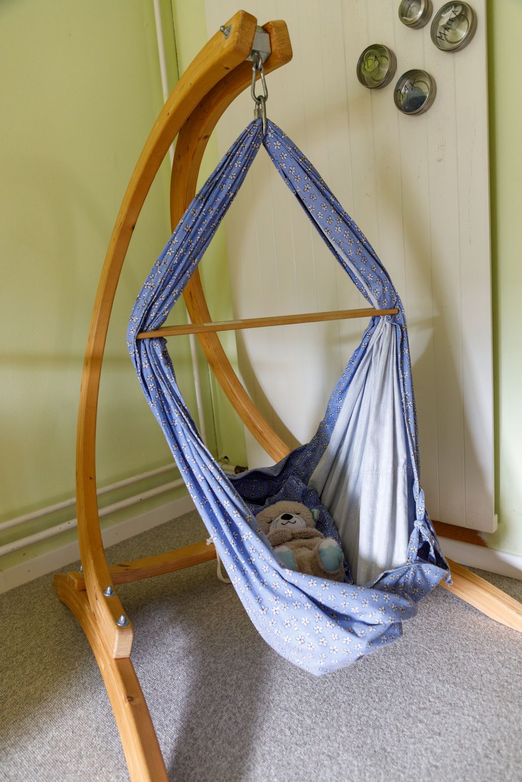 Babyhängematte im Schlafzimmer der Kita Wisebärg