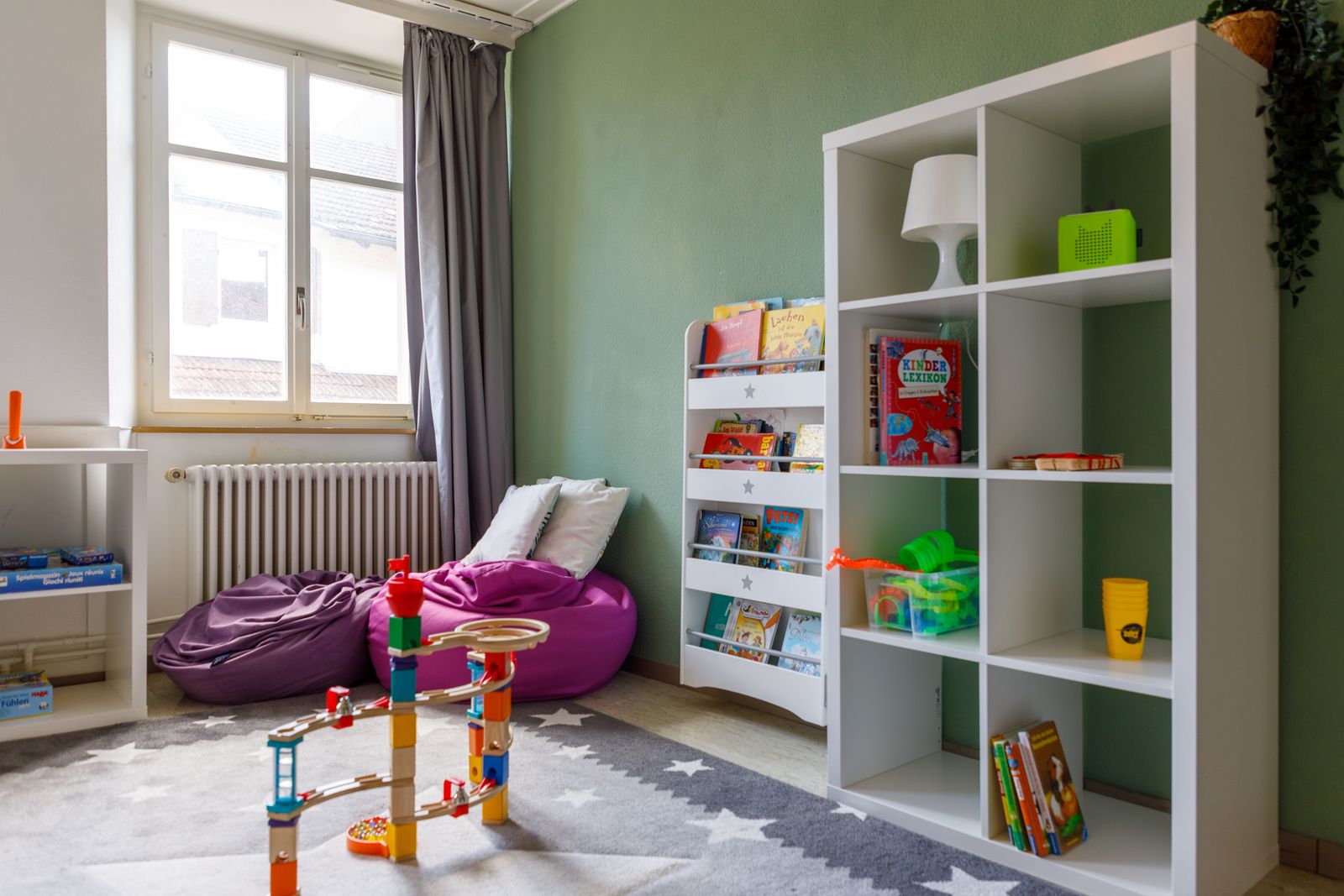 Spielzimmer für Schulkinder mit Kugelbahn und Regalen