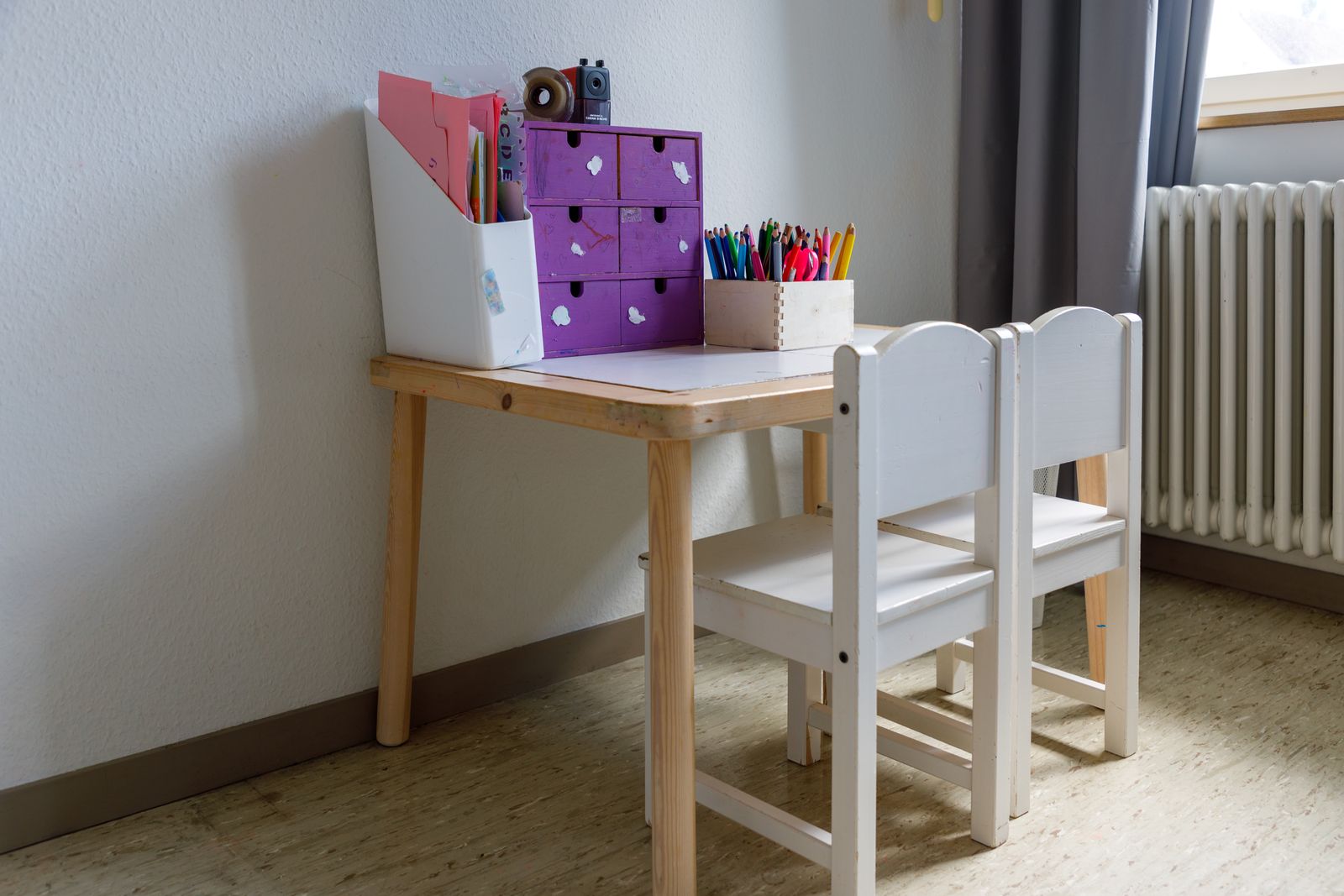 Kleiner Maltisch mit Stiften im Spielzimmer
