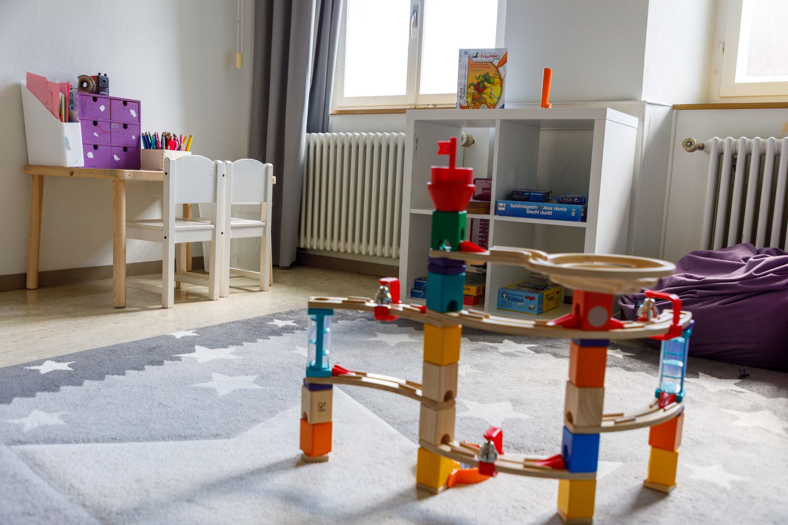 Kugelbahn auf dem Teppich im Spielzimmer