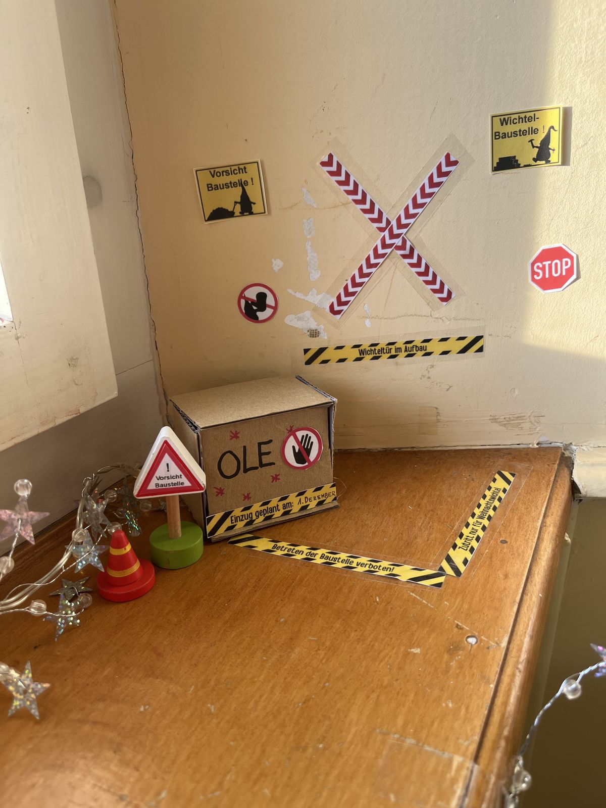Bastelecke mit Baustellen-Dekoration in der Kita