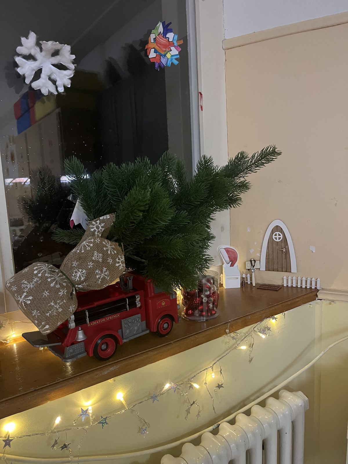 Weihnachtliche Fensterbank mit Tannenzweigen und Lichterkette