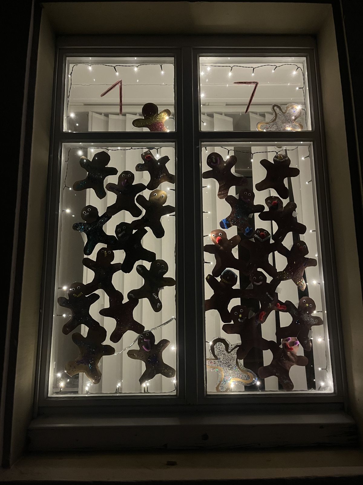Fenster mit Lebkuchenmännchen-Dekoration