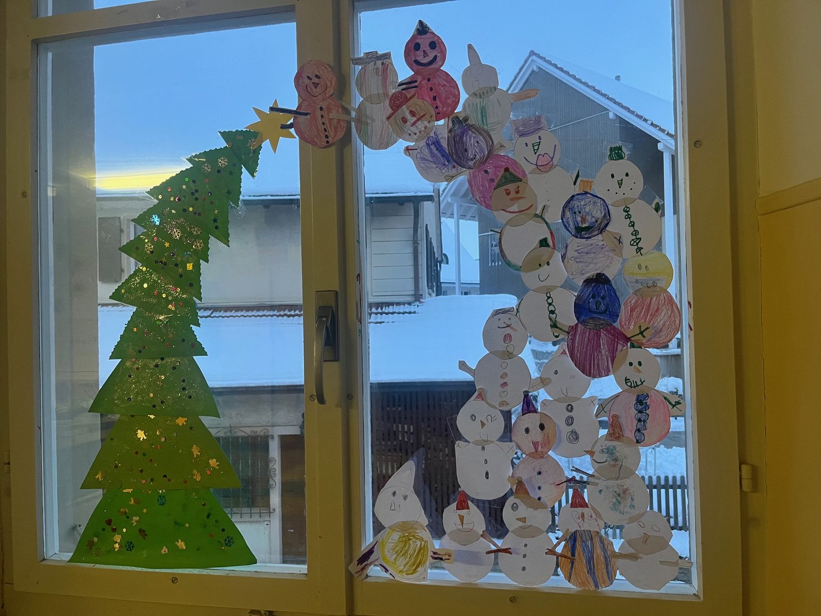 Fenster mit Weihnachtsbaum und Schneemännern